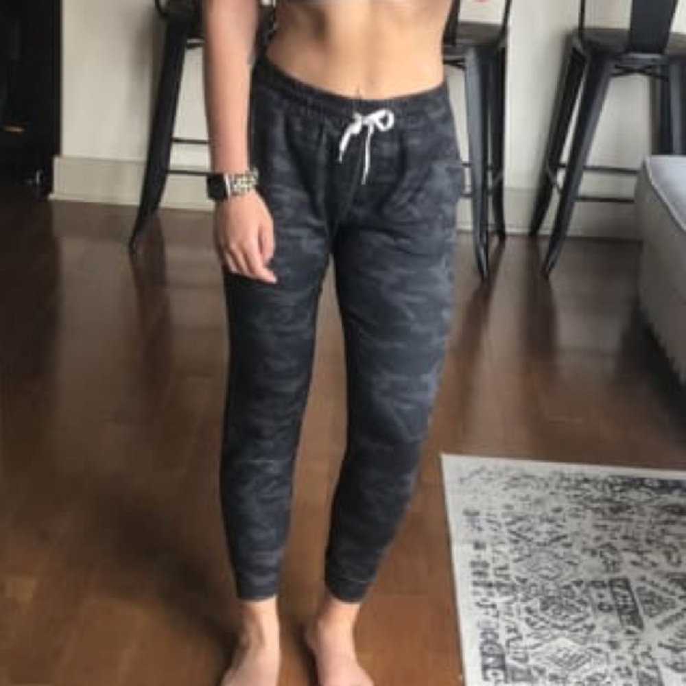 Vuori Performance Joggers Women’s Size XS Black Camo  EUC Style VW303.    22